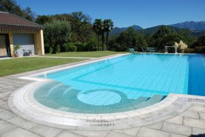 Piscina in cemento armato piastrellata - Pura