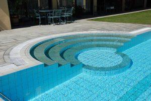 Piscina in cemento armato piastrellata - Pura
