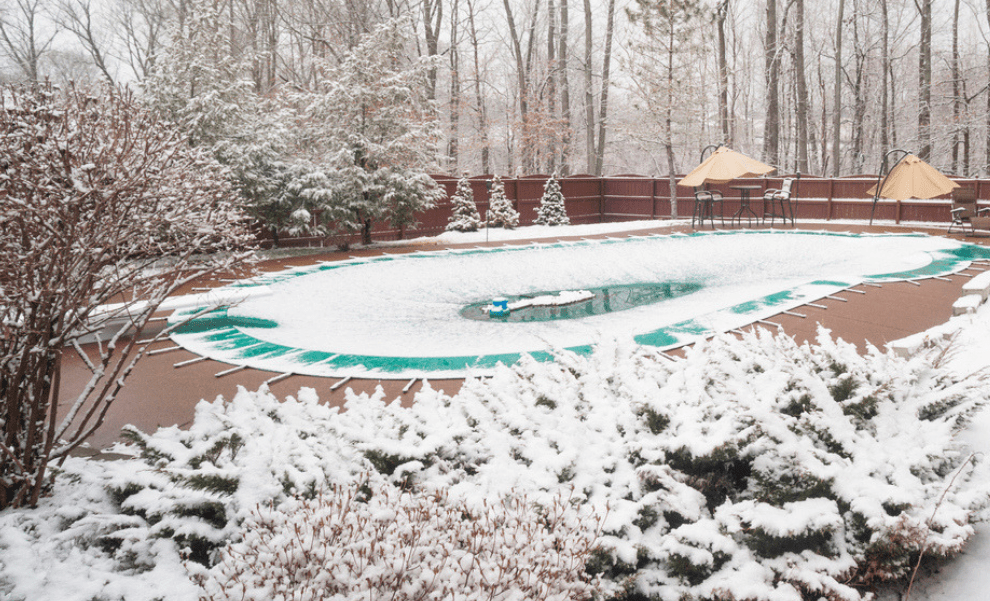 Come prendersi cura della piscina in inverno