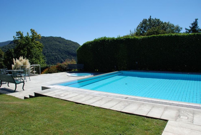 Piscina in cemento armato piastrellata – Pura Piscina in cemento armato piastrellata - Pura